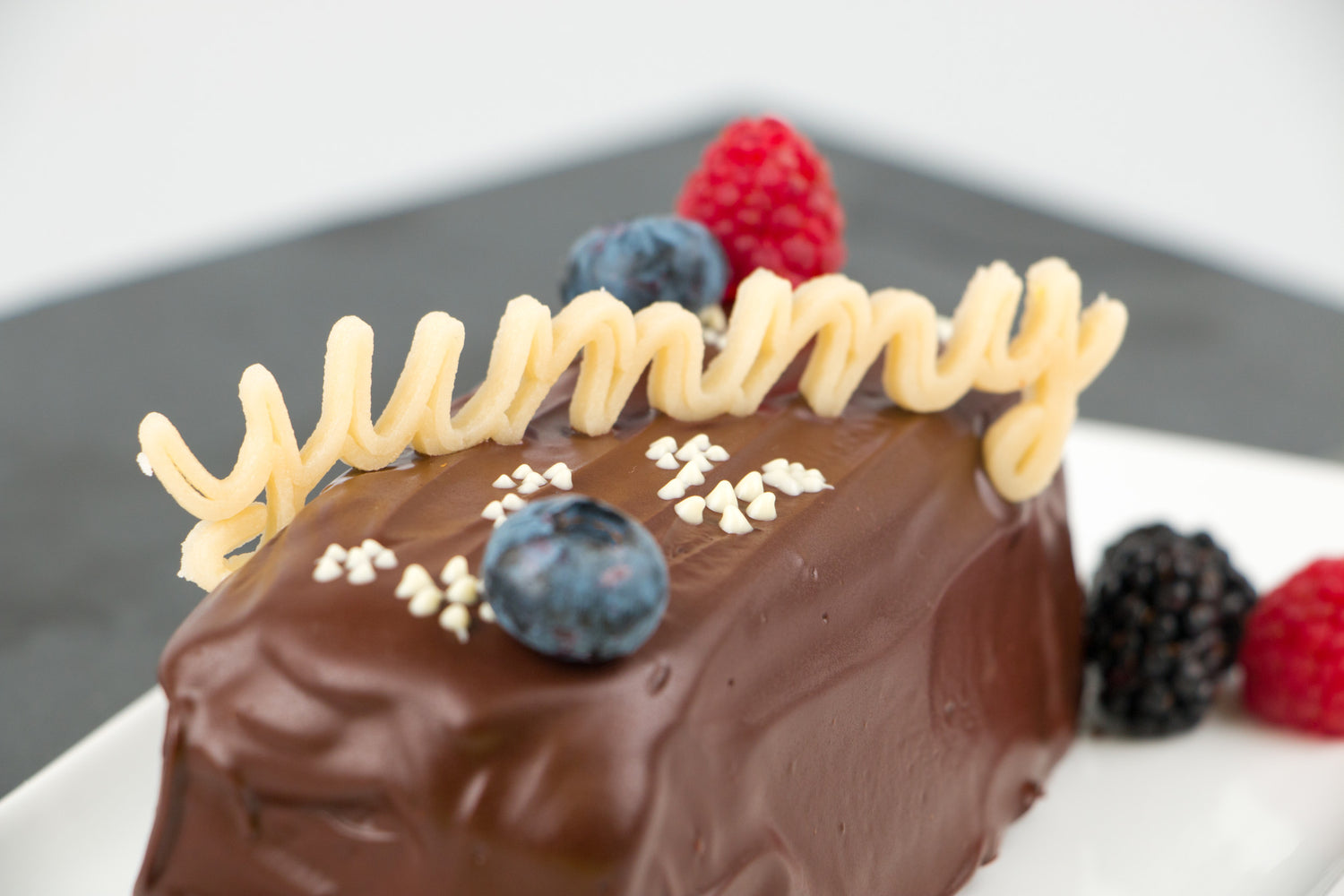 Marzipan Schriftzug auf Schokoladenkuchen Topping kreiiert mit dem Procusini 3D Lebensmitteldrucker