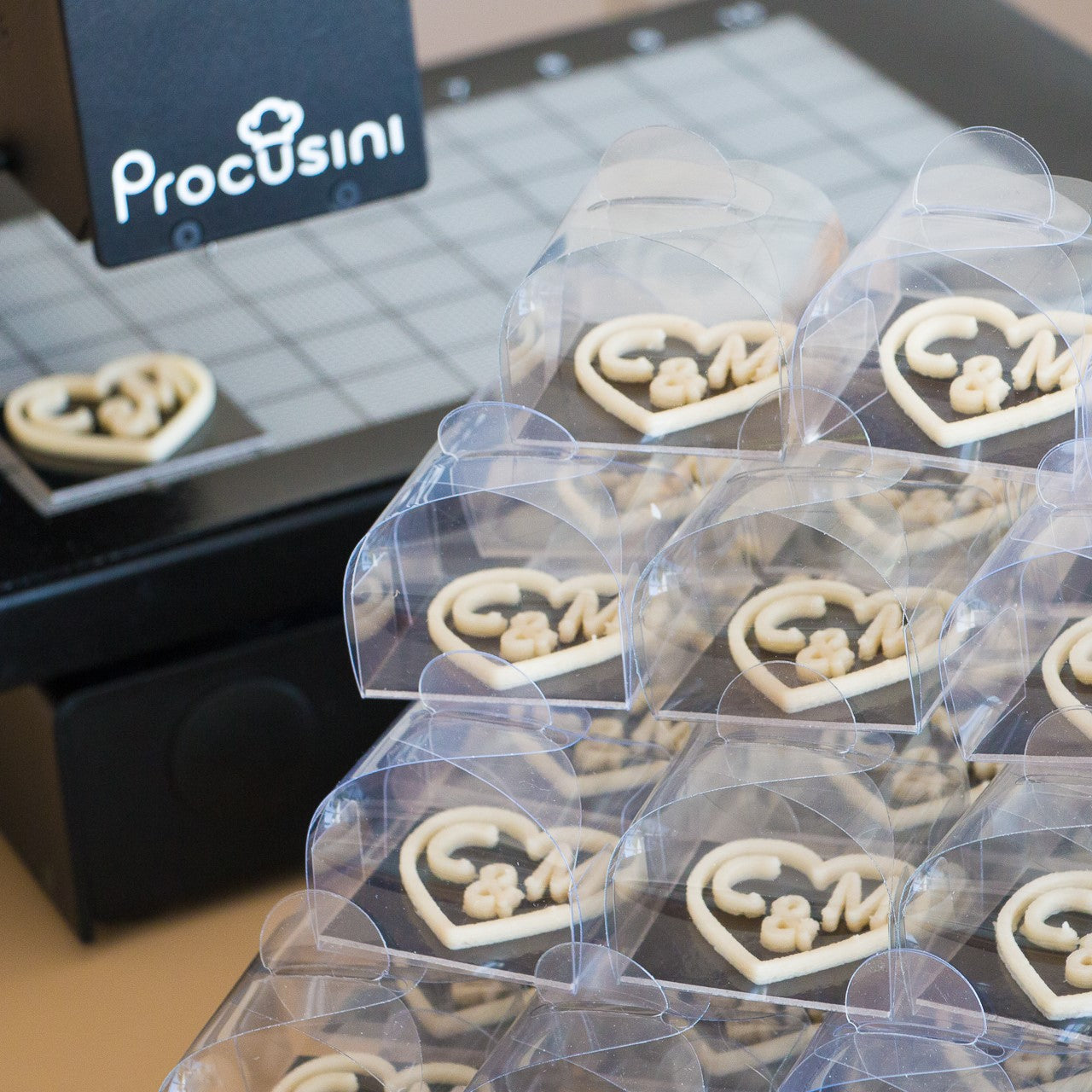 Marzipan Hochzeits Gastgeschenk Initialen aus Marzipan gedruckt mit dem Procusini 3D Lebensmitteldrucker