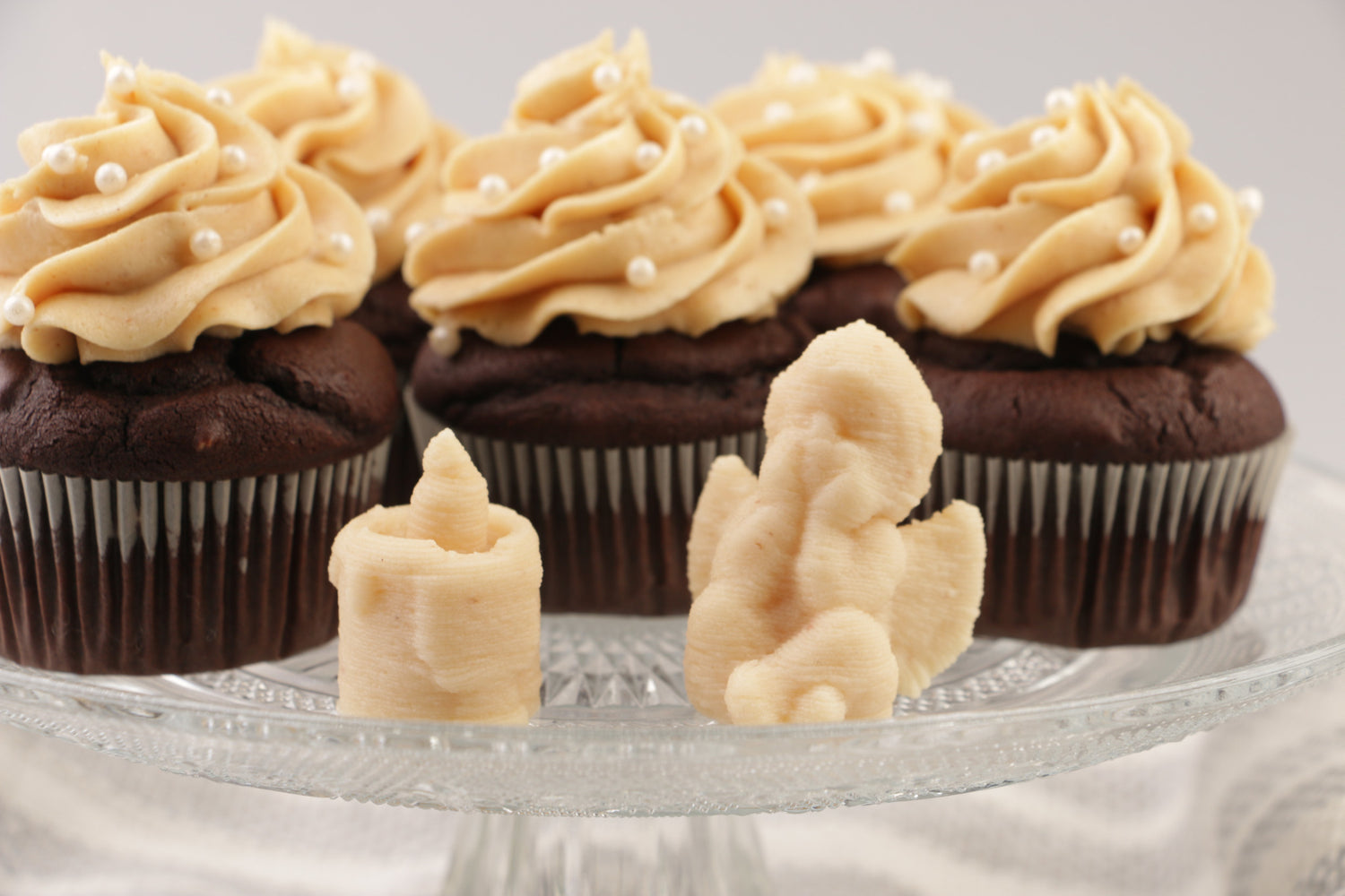 Choclate Cupcakes mit Marzipanfiguren Kerze und Engel gedruckt mit Procusini 3D Lebensmitteldrucker