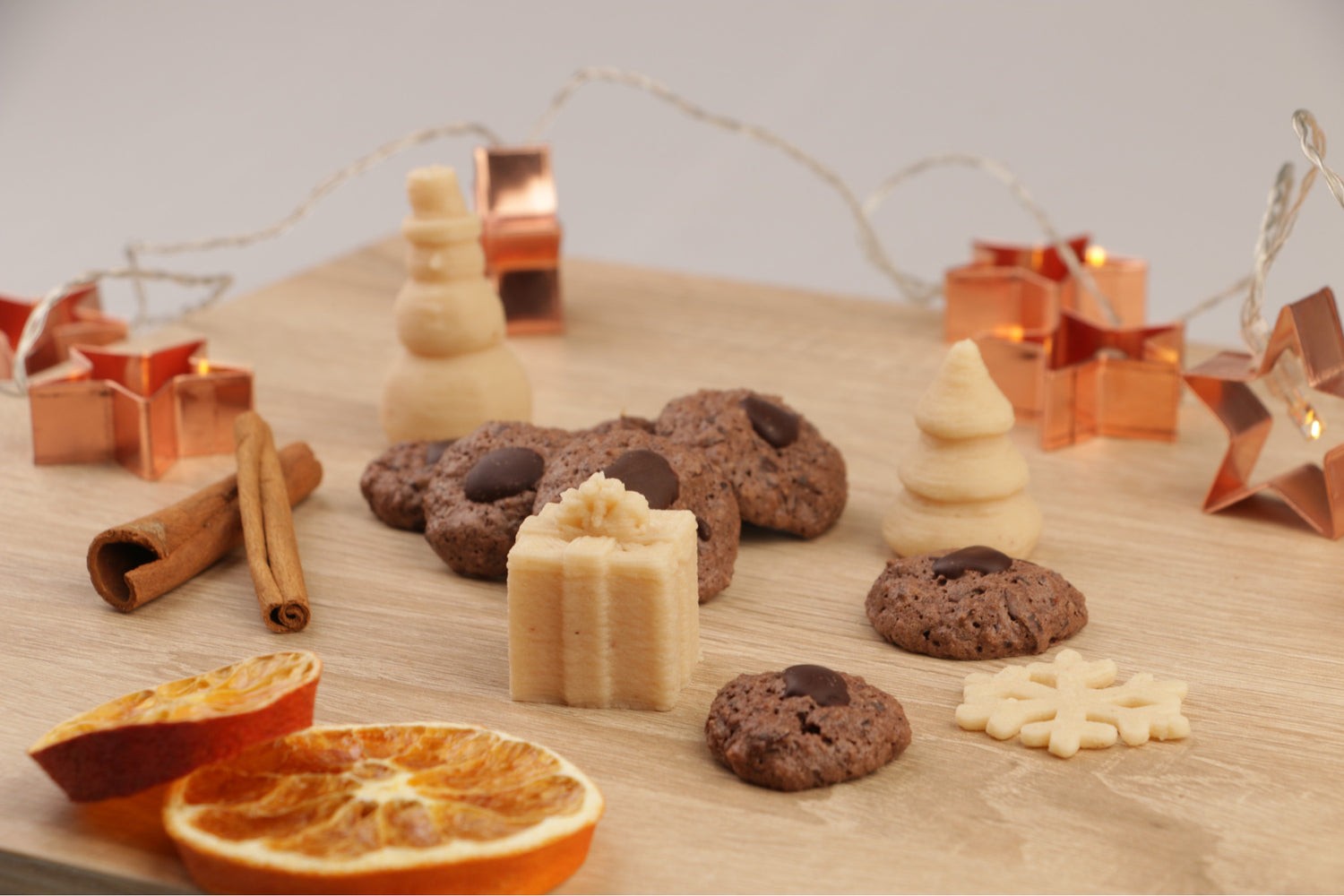Schokoplätzchen mit Chocostückchen und Marzipanschneeflockenmotiv als Topping gedruckt mit dem Procusini 3D Lebensmitteldrucker
