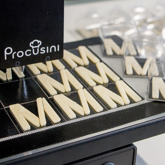 Procusini 3D Lebensmitteldrucker drucktMarzipan Logo Give Away M Logo Größe: 48 x 48 x 2 mm  Dauer: 2:30 min  Gewicht: 2,40 g   Output pro Refill: 34 Stück
