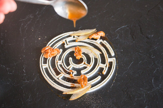 Labyrinth aus Ziegenkäse mit Walnüssen, Honig und Birnenspalten  gedruckt mit Procusini 3D Lebensmitteldrucker